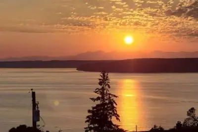 Image de Spacious Home with Amazing Views - 2 min drive to  Beach/Water Access