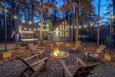 Image de Modern Cabin - w/Hot Tub, Arcade, Fire Pit & Pets + Pool/Pickleball/Gym Access