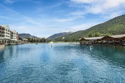 Image de Cozy, updated condo with lake views and ski shuttle right out front!