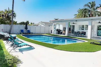 ~Beautiful Open Floor Plan heated Pool Villa~