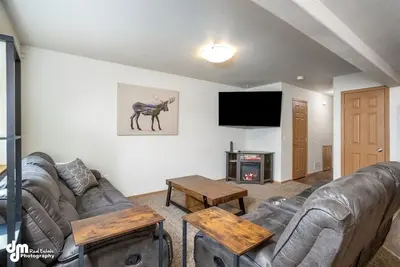 Image de Mountain View Haven - Luxe Townhouse with King Suite & Warm Garage