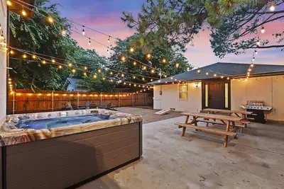 Image de Stylish Home Hot Tub & Game Room near At&T, Globe Life, Uta