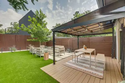 Image de Modern Austin Townhome w/ Covered Patio, Balcony!
