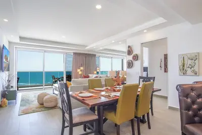 Image de Condo with Expansive Ocean View Encantame Towers 1402