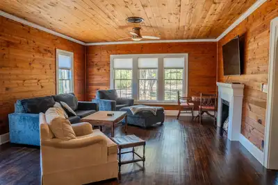 Image de Blue Oak Haven in the heart of Lufkin, Tx is stylish, updated, and roomy.
