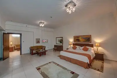 Image de Three Bedroom Apartment Near Marina Scape Mall By Luxury Bookings