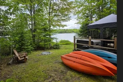 Image de Waterfront home on Graham Lake with kayaks, bikes, firepit & fireplace