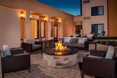 Image de Comfort and Convenience! Three Pet-friendly Units, Indoor Pool, Free Parking!