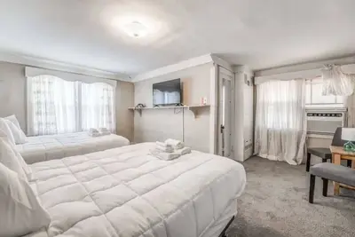 Image de Near Shopping & Dining- Magic in Midtown- Unit A