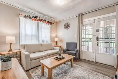 Image de Near Shopping & Dining- Magic in Midtown- Unit B