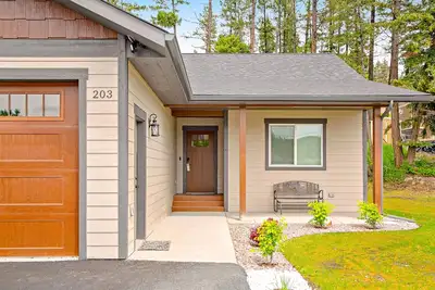 Image de Charming single-level home with a patio, washer/dryer, & central Ac