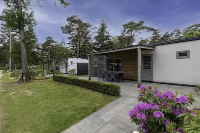 Image de chalet avec terrasse couverte sur le camping