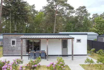 Image de Chalet spacieux dans le parc avec piscine