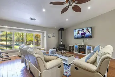 Image de Picayune Retreat: Spa/Ev/Play-structure/Pet-loving/Games and more''