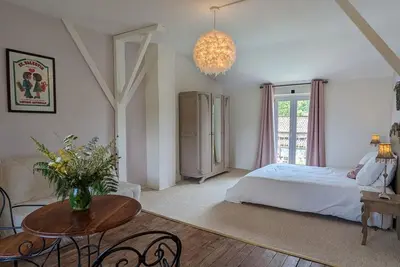 Image de Petit gîte romantique avec piscine couverte, jardin et animaux, proche de la nature à Chadurie