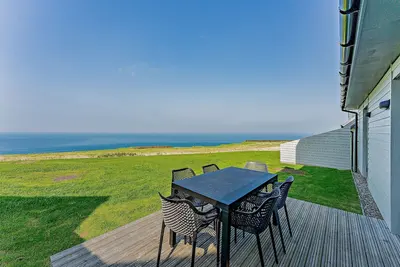 Image de Cosy, 3-bedroom cottages with uninterrupted views of the sparkling Llyn Peninsula coastline.