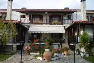 Image de Studios & Apartments in a large garden - 2 min from the beach!