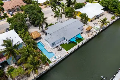 Image de Sea Glass Dreams~ Waterfront Pool Home, Mini Golf, Game Room, 110' Dock