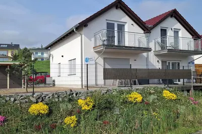 Image de Seehaus \"Ankerplatz\" in Mücheln, with a direct view of the marina and the lake