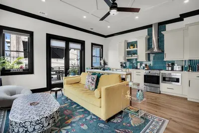 Image de Modern Luxury Living in Unbeatable Location w/ Rooftop Deck by Lucky Savannah