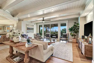 Image de Beautiful oceanfront 3 Bedroom villa with pool access & steps from Coligny