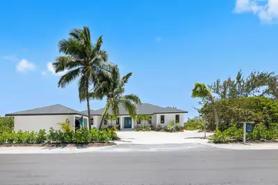 Image de \"New\" 5 bedroom Exuma Beach Front Estate w/ Pool & No Neighbors on either side!