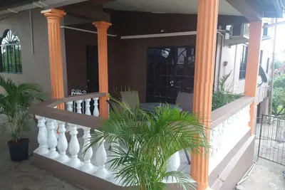 Image de Cozy 3 bedroom house. Perfect for Couples, Families, Groups etc.