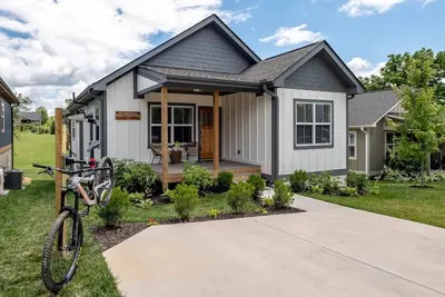 Image de Walkable Downtown 5br - Hot Tub + Resort Access