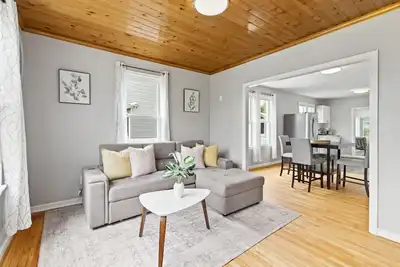 Image de Stylish, Relaxing & Comfy 3 Bdr Home. 2 minutes to Lake Compounce