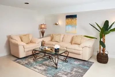 Image de New modern basement suite - separate entrance & parking