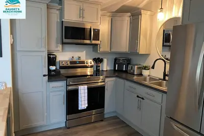 Image de Your Family Beach Home/Sleeps 7 *** 5 Minute Walk to Parlee Beach and The Wharf!