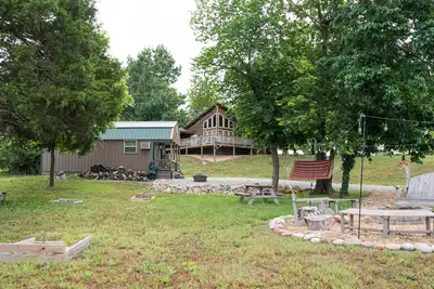 Image de The Cowskin Cabin & Bunkhouse - Lakeview Getaway on 1/2 acre