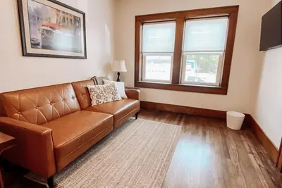 Image de Newly remodeled downtown upstairs apartment
