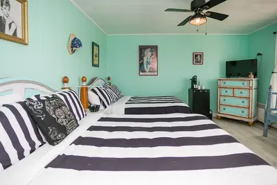 Image de Just Beach-y is our Sapphire Gem for all you green lovers