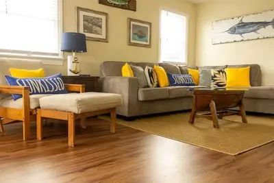 Image de Firefly Lie is located at mp 8. 5. Hot tub, fenced yard, 3. blocks from the beach.