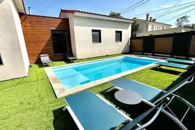 Image de Agréable villa contemporaine avec piscine, spa et sauna