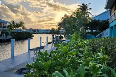 Image de Keys Tropical Oasis:Private Pool, Huge 75 foot Dock! Swim, Fish, Dive! Family Fun!