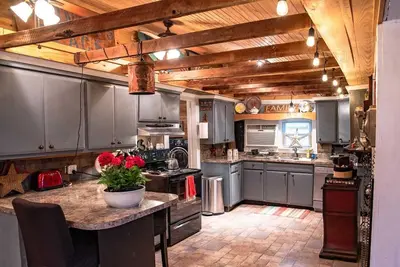 Image de Rooster's Roost of Bells Cove - 15 Minutes from the Caverns!