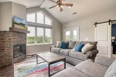 Image de Everything's New! Near Aquarium at the Boardwalk!