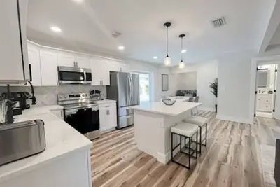 Image de 4107 W Wallace Ave · Stunning Modern 4/2 Pool Home!