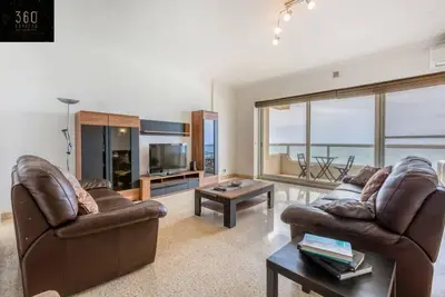Image de Tower Road seafront home, with 3br & Working Space