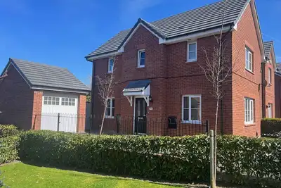 Image de Inviting 3 bed + hot tub With Excellent Train and bus to Liverpool & Chester