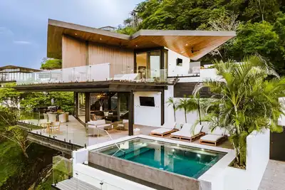 Image de Ocean view luxury home with breakfast, golf cart, gym & private pool
