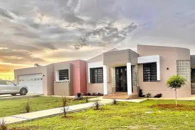 Image de 10-minute to the beach from this spacious house for 12 persons