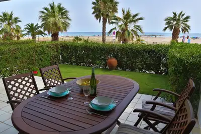 Image de Superbe appartement en front de mer, avec un minigolf et une piscine