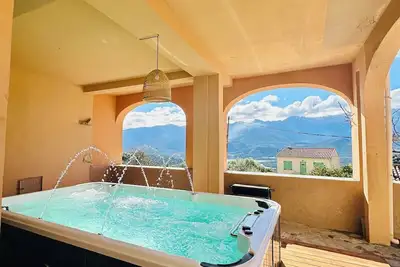 Image de Authentique appartement voûté avec grand patio et jacuzzi, vues lac et montagnes