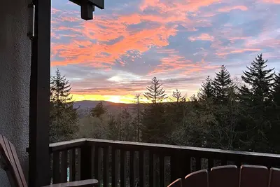 Image de Bigfoot Bungalow: Dog-Friendly Ski Escape Right on the Trails