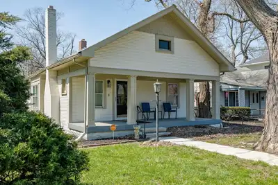 Image de Cozy Full Size House - One-Block from Hinkle Field House at Butler University.