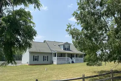 Image de House at the Lake in Moneta! Community pool, private acceas to dock & boat ramp.