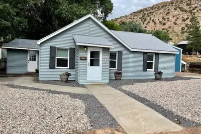 Image de Newly remodeled cottage with King beds, and A/C